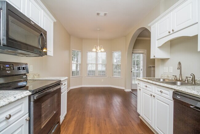 Building Photo - 1022 Seven Oaks Blvd