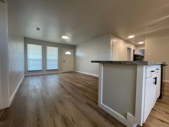 Foto del edificio - Spacious Modern Retreat – 4-Bed, 2-Bath Home