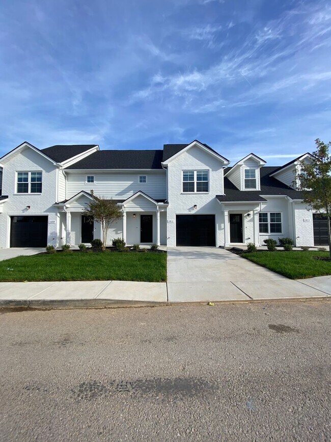 Building Photo - 3 BD 3.5 BA 1 Car Garage Great Location Ne...