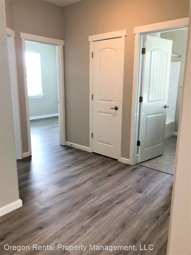 Building Photo - 3 br, 2 bath House - 451 SE Palomino