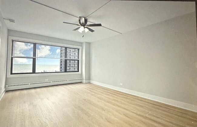 Building Photo - 5850 N Sheridan Rd