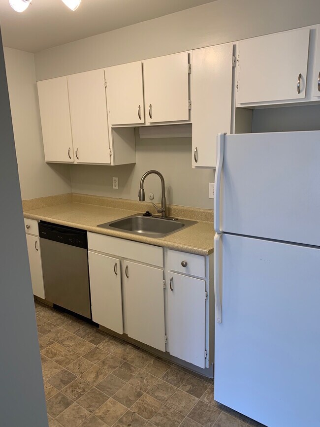 Building Photo - 400 Rencliffe Apartments