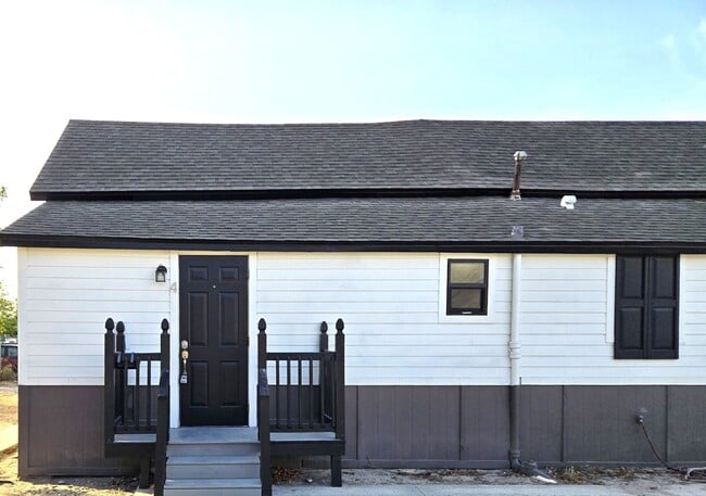 Building Photo - Cozy 1 Bedroom Apartment in Eagle Ave