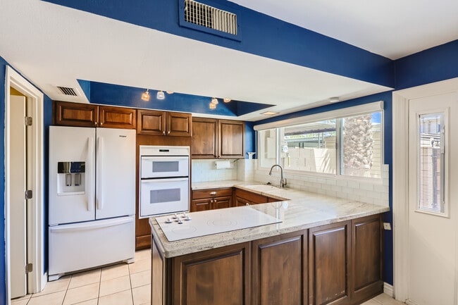 Foto del edificio - 8476 E Chaparral Rd