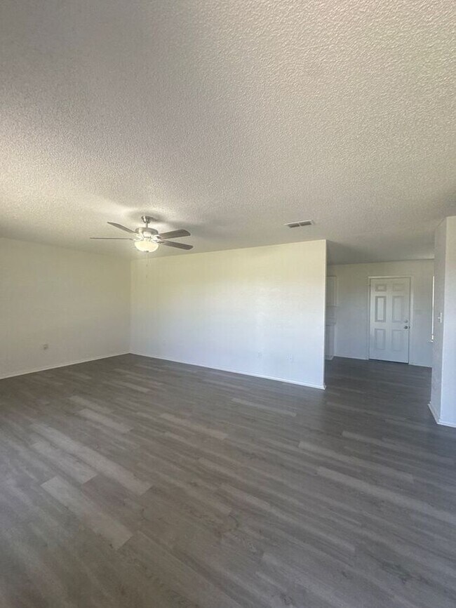 Building Photo - Charming 3-Bed, 2-Bath Home with Spacious ...