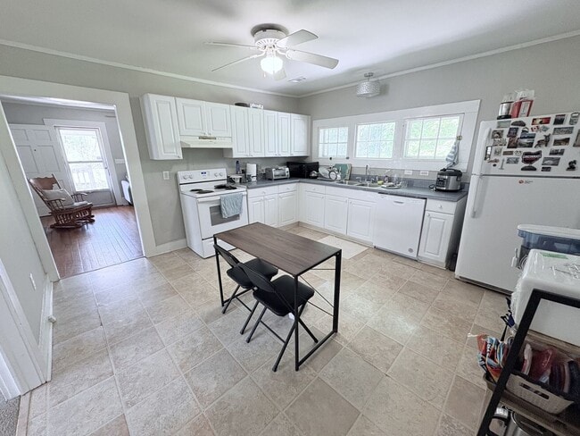 Building Photo - 102 Old Central Rd