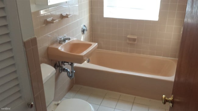 Building Photo - 1 br, 1 bath Apartment - 91 Veterans Rd 314