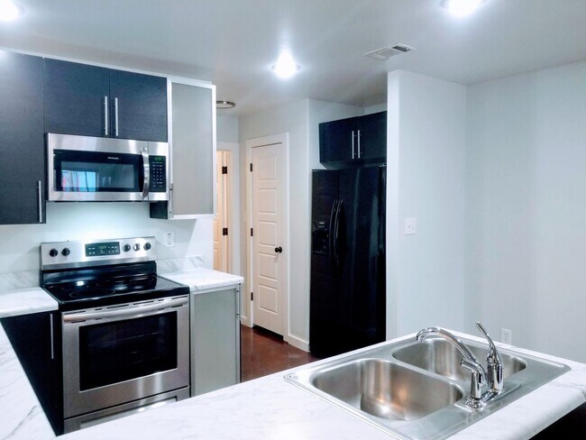 Foto del edificio - *****L@@K AT ME! BRYANT 3BR/2BA DUPLEX FOR...
