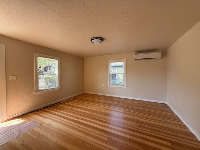 Foto del edificio - Cute two bedroom cottage in central Ashlan...