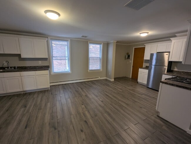 Building Photo - 633 Orange St