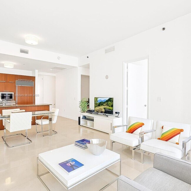 Building Photo - 15811 Collins Ave