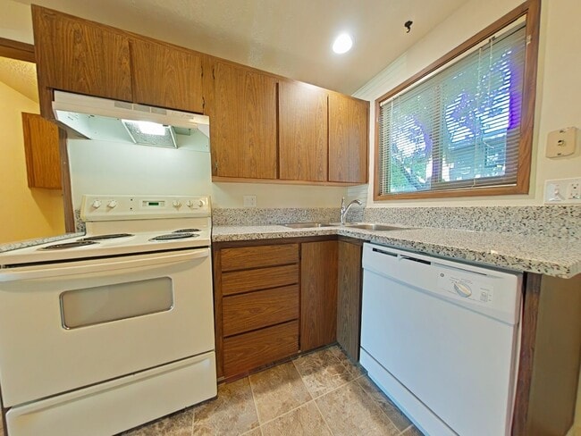 Building Photo - 2 Bedroom Apartment ~ Close to 9th Street