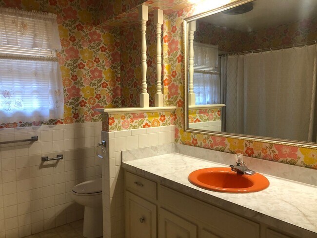 Building Photo - Spacious