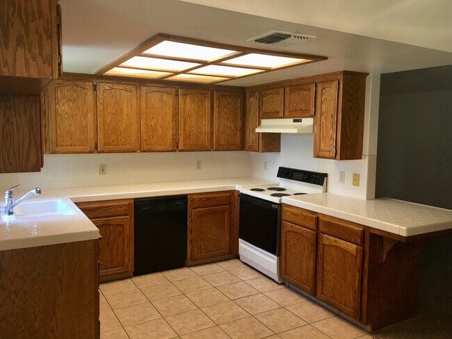 Building Photo - Beautiful Northeast Fresno 3/2