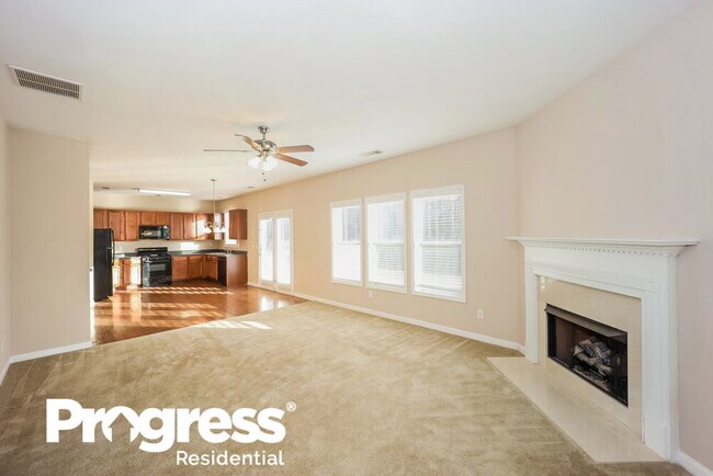 Building Photo - 2425 Village Green Dr