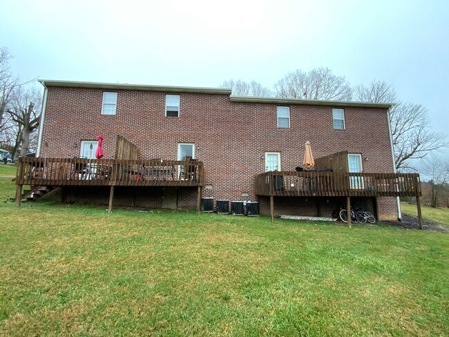 Foto del edificio - 111 Hughes Road, Unit 111-2