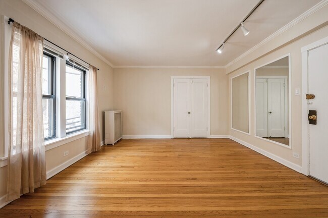 Foto del edificio - 2326 N Lincoln Park W