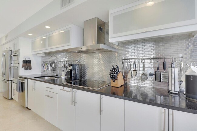 Building Photo - 5550 N Ocean Dr