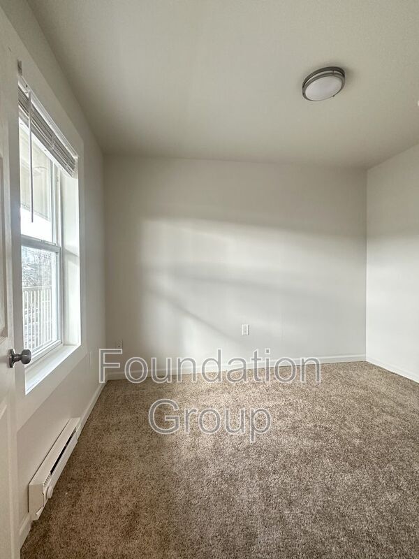 Building Photo - 842 Davis Pl S