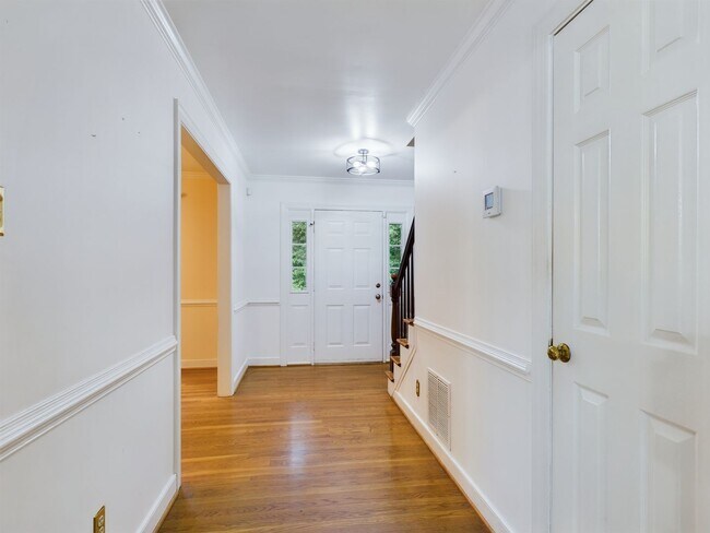 Building Photo - Beautiful 4 Bedroom 2.5 Bath Colonial Styl...