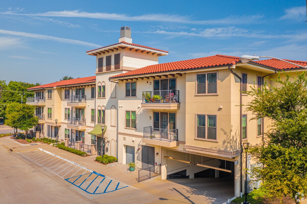 The Laurel Preston Hollow Rentals in Dallas at 8600 Preston Rd Dallas