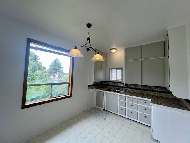 Foto del edificio - Charming 3-Bedroom Home with Backyard & Patio