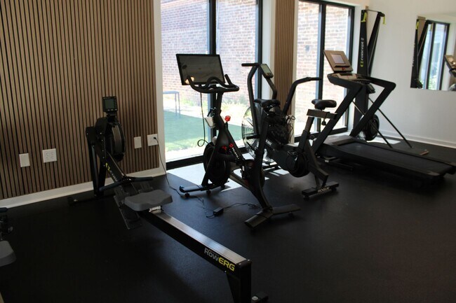 Building Photo - 2 Bed + Den / 2 Bath ~ Move-in August 16, ...