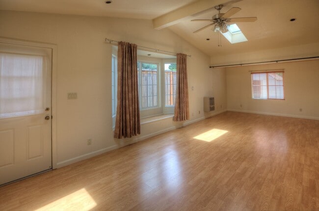 Building Photo - Spacious 3 bed/2bath home in Southgate Hay...