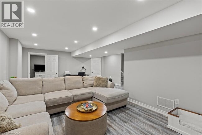 Photo du bâtiment - 62 Esther Cres