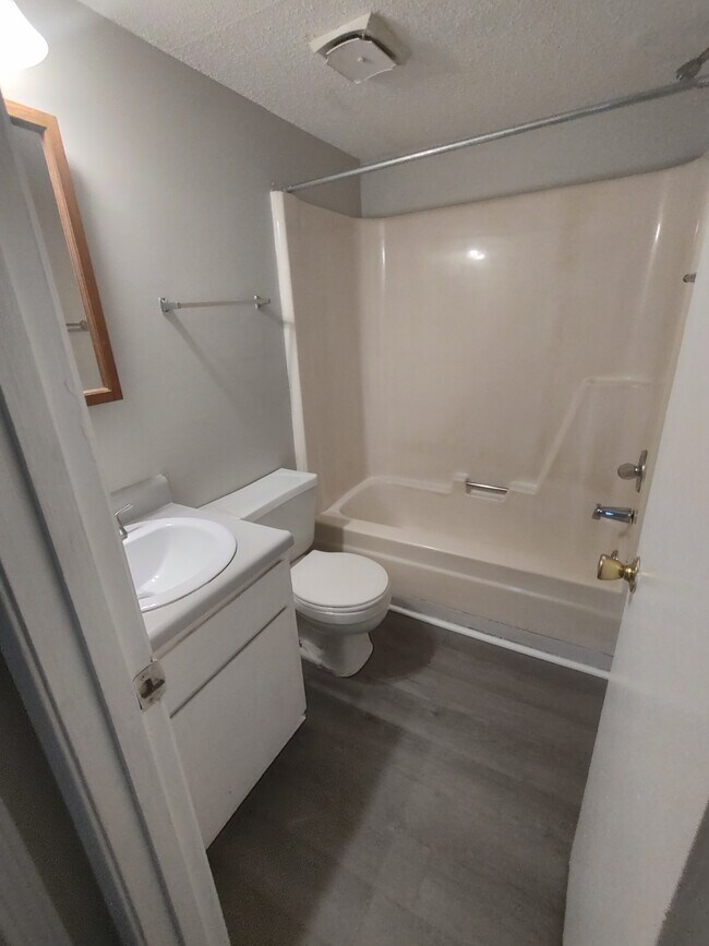 Building Photo - The Oaks