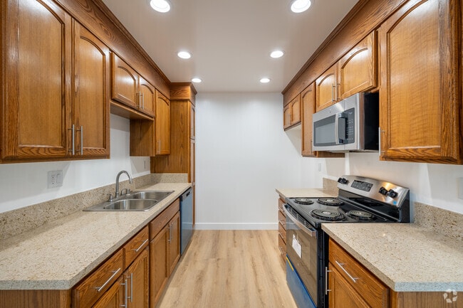 2BR, 2BA - 1,200SF - Kitchen - Woodland House Apartments