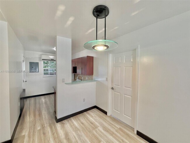 Foto del edificio - 1001 NW 23rd Ct