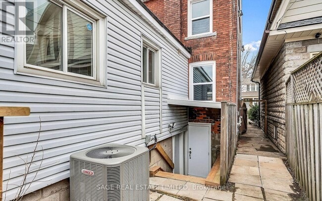 Building Photo - 117 Rosslyn Ave N