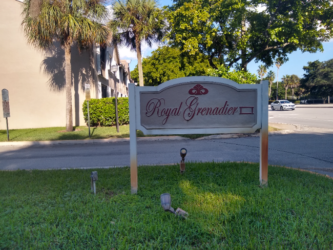 Foto del edificio - 9665 Riverside Dr