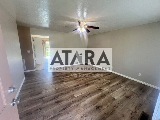 Foto del edificio - 703 Creek View Rd