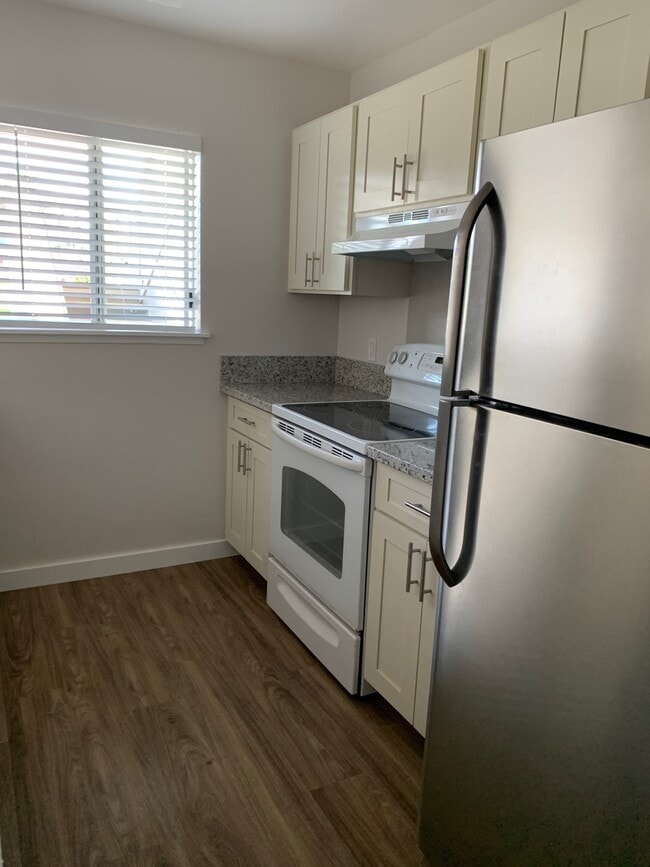 Building Photo - Hillsdale 2/2/2 - ground floor unit outsid...