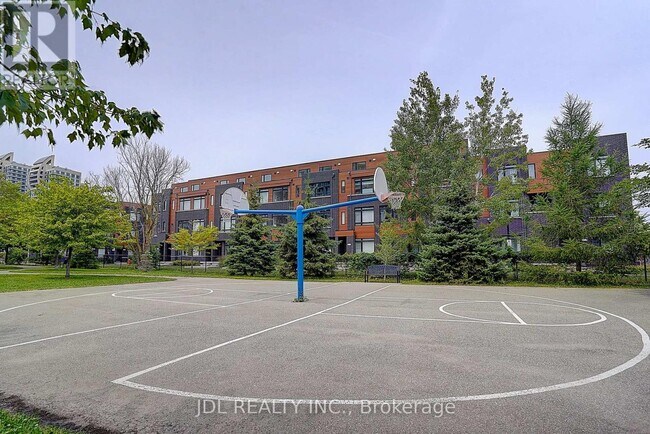 Photo du bâtiment - 370D Red Maple Rd