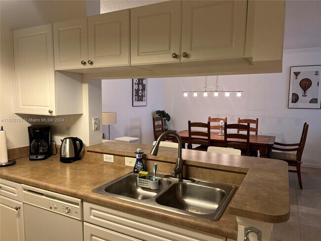Foto del edificio - 17150 N Bay Rd