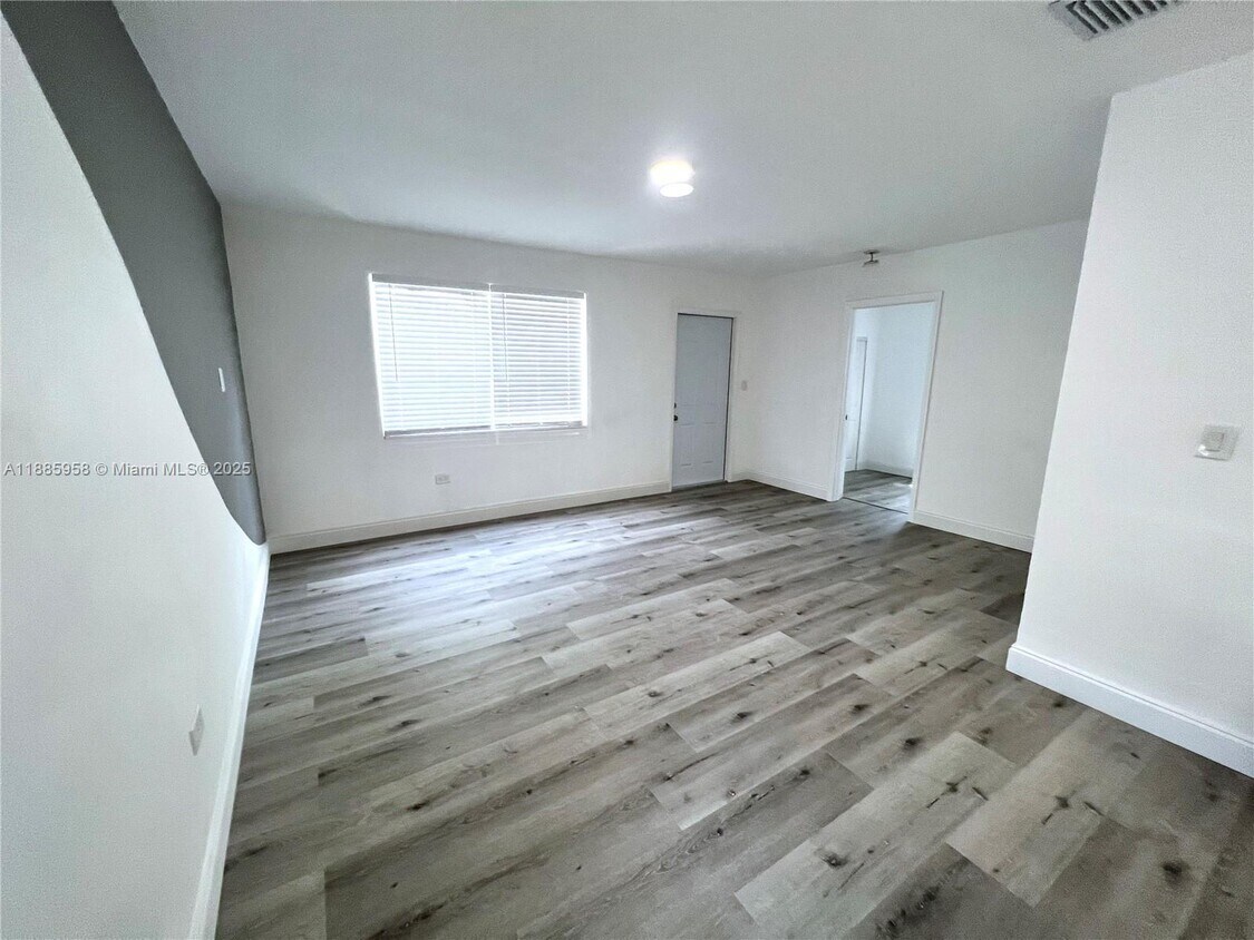 Foto principal - 140 NW 124th St