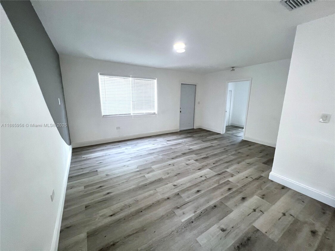 Primary Photo - 140 NW 124th St