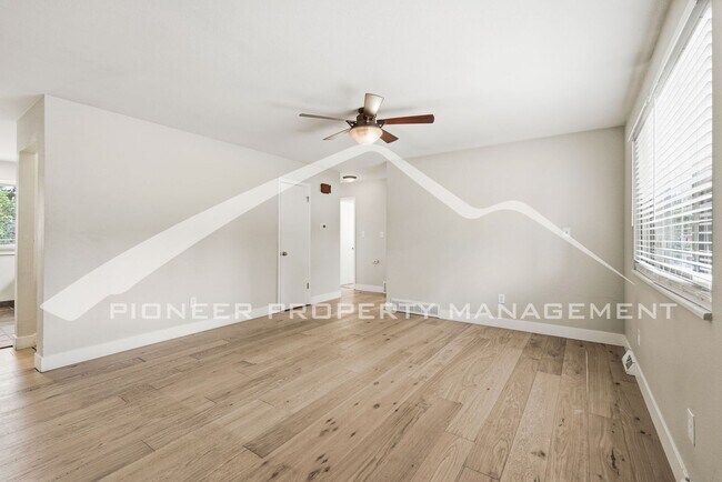 Foto del edificio - Spacious Duplex with Central AC and Washer/Dryer