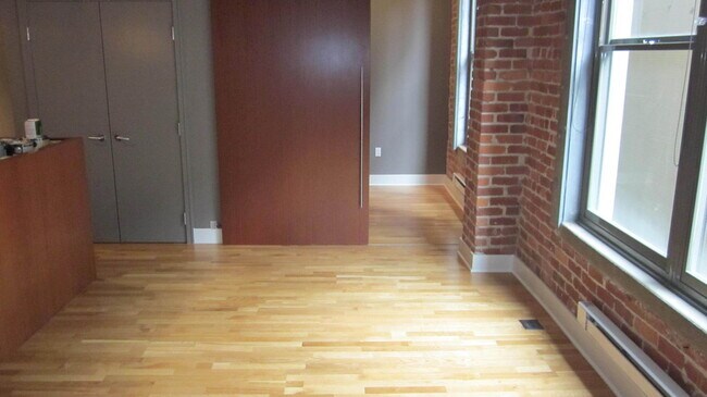 Foto del edificio - The Landmark**Unfurnished at Union Square!...