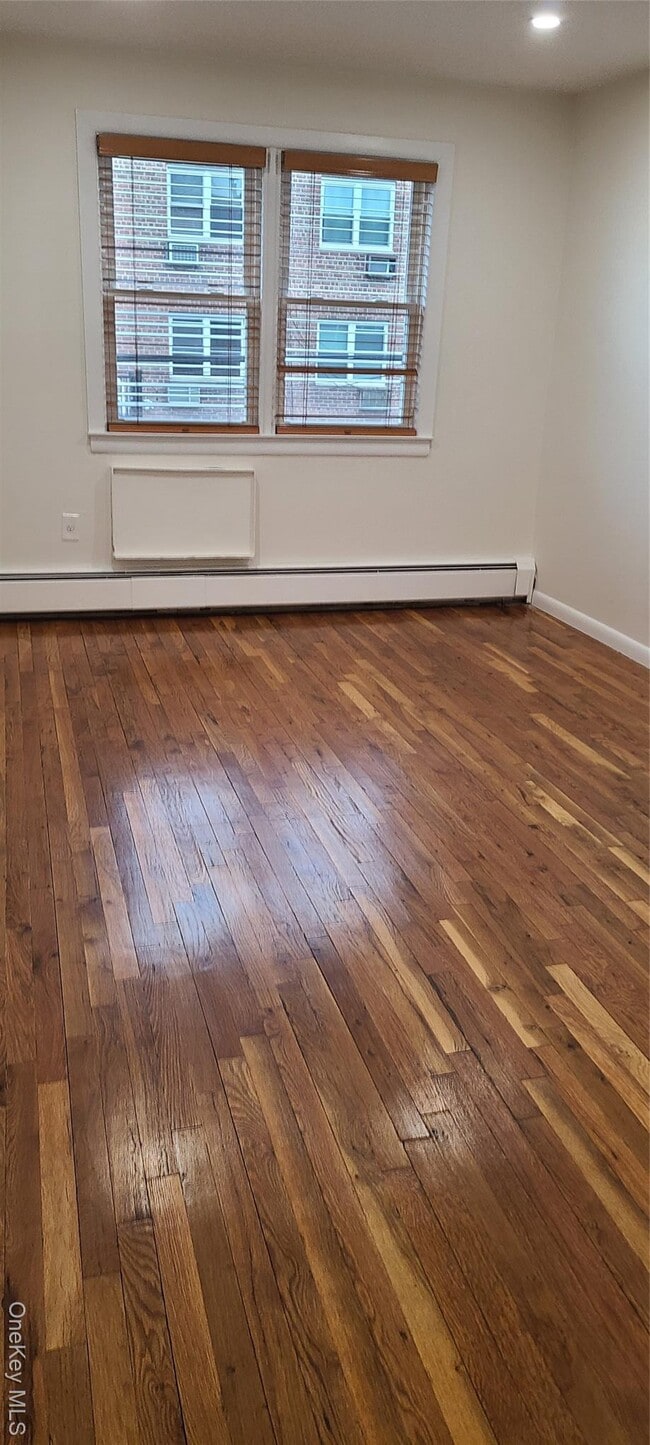 Foto del edificio - 61-25-61218 218th St