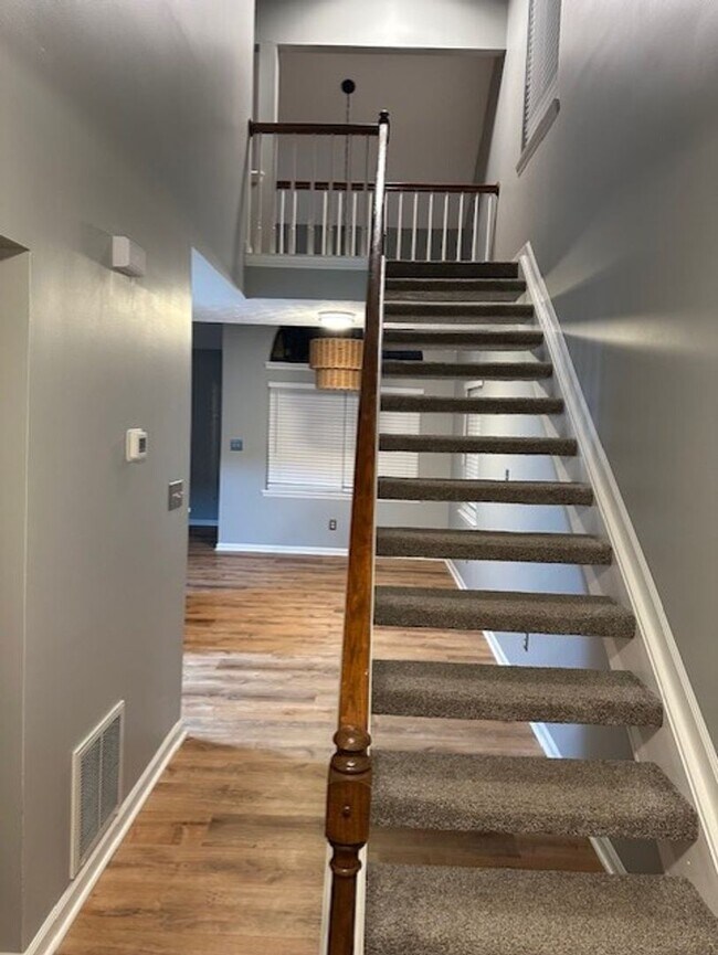 Foto del edificio - BEAUTIFUL FULLY RENOVATED Townhouse, 2 BR, 2 Bath, Carport & Deck; Pets Ok!