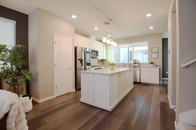 Building Photo - 164 Agustin Narvaez St