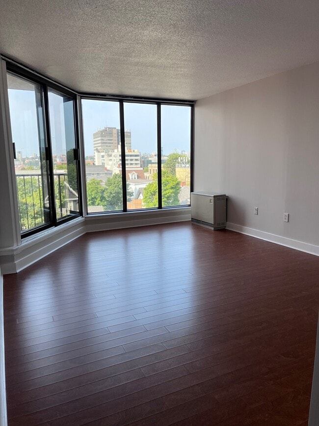 Photo du bâtiment - WELCOME TO THE SEACOAST TOWER - ONE BEDROOM APARTMENT AVAILABLE