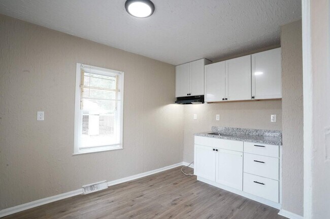 Foto del edificio - This beautifully updated 3-bedroom, 1-bath...