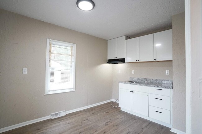 Building Photo - This beautifully updated 3-bedroom, 1-bath single-family home is ready for move-in!