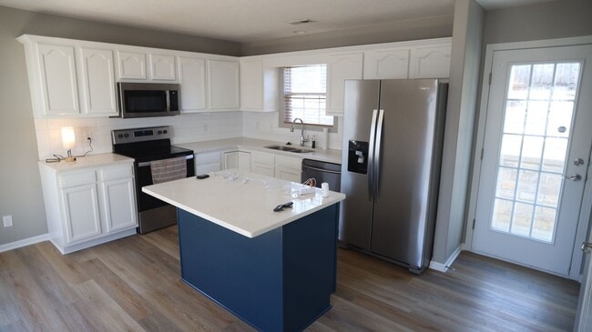 Building Photo - AVAILABLE NOW!