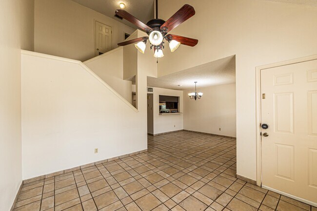 Foto del edificio - 8710 McPherson Rd